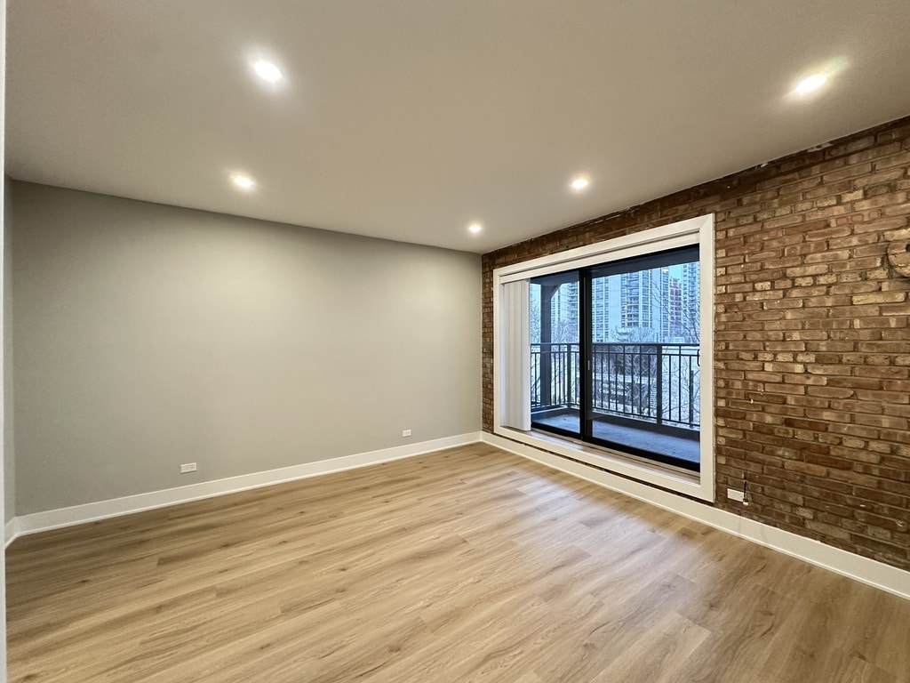 Building Photo - 1225 N La Salle Dr