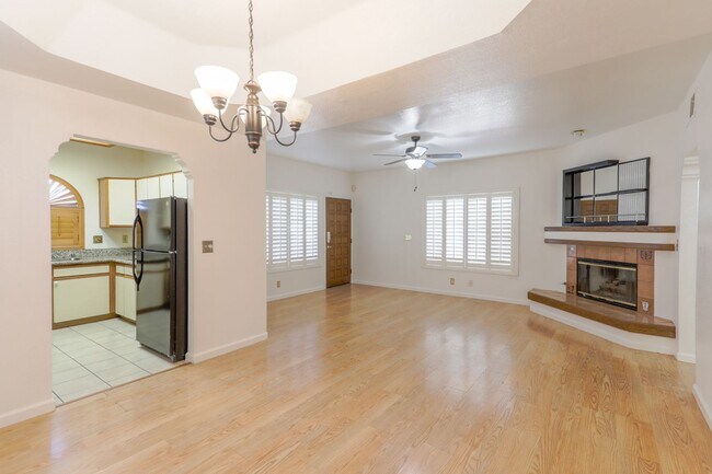 Building Photo - Great 1st Floor 2 Bed Condo