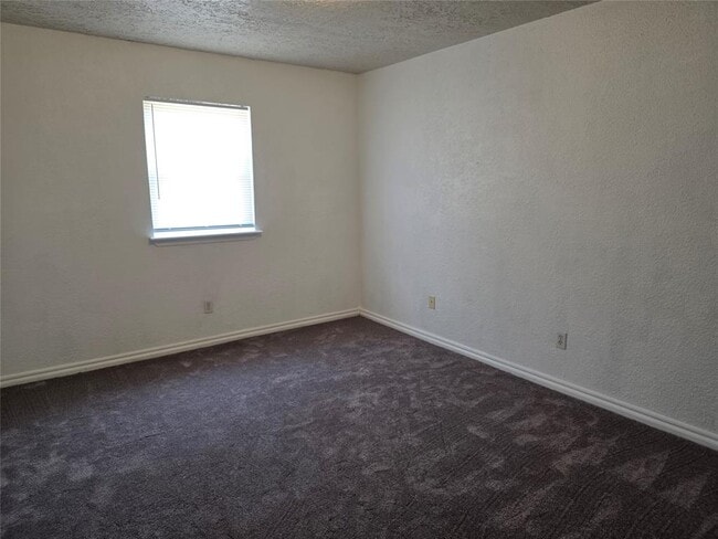 Building Photo - 635 Sinclair Dr