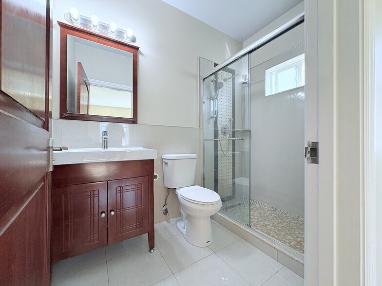 Bedroom 2 attached bathroom - 109 Hillcrest Dr