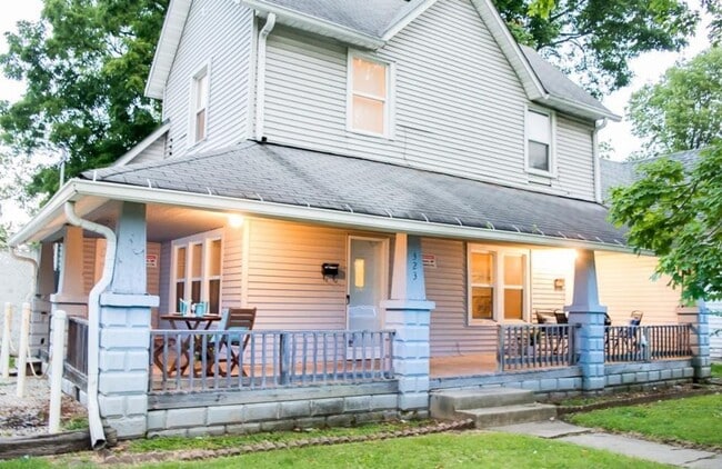 Building Photo - 5 bedroom, 2 bath house - Available for the 2026/2027 lease term!