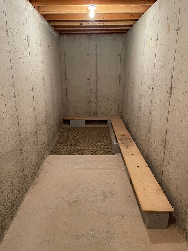 Building Photo - Available November 21st!   6 Month lease