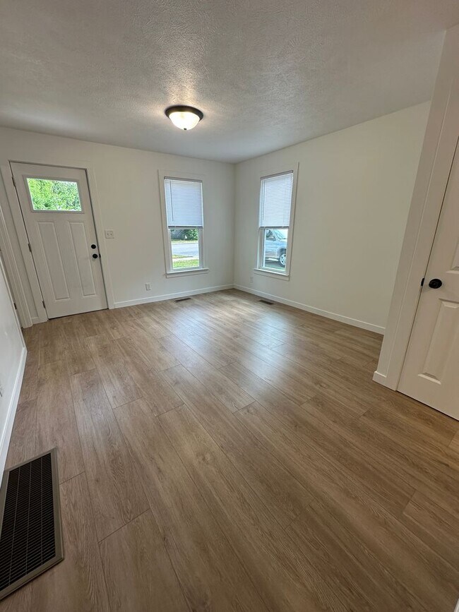 Building Photo - 3 Bed, 1 Bath Remodeled House in Goshen