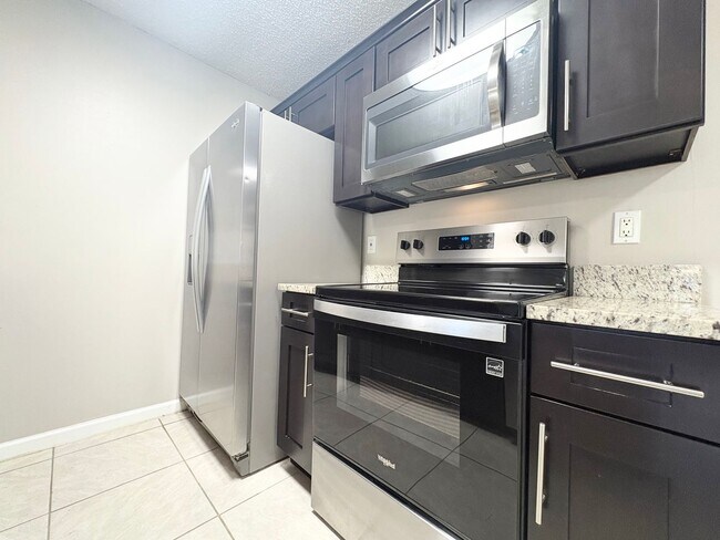 Building Photo - Lake Mary Condo ~ Fresh Paint, Tile Flooring, Updated Kitchen/Bath!