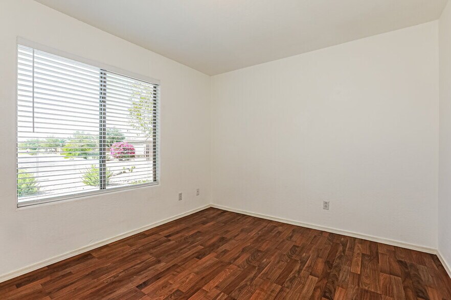 Building Photo - 286 W Santa Gertrudis Trl