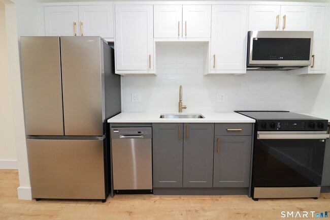 Building Photo - 185 Melba St