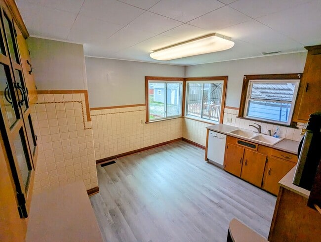 Building Photo - Beautiful 3 bedroom home with covered fron...