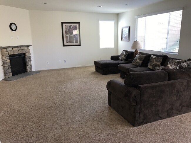 Building Photo - Private large 4 bed NextGen, with double living rooms, kitchens and laundries.