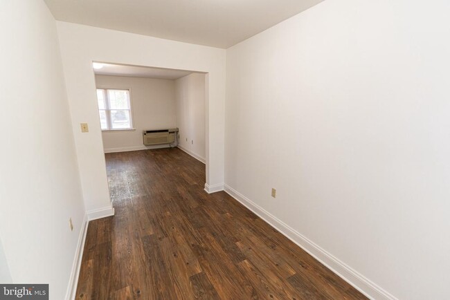 Building Photo - 802 Travers St