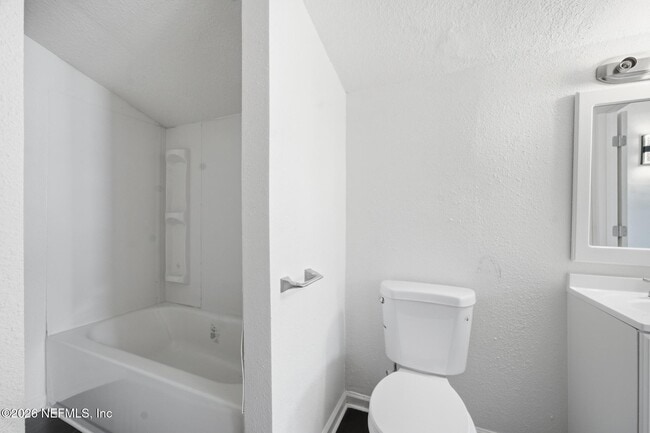 Building Photo - 557 E 60th St