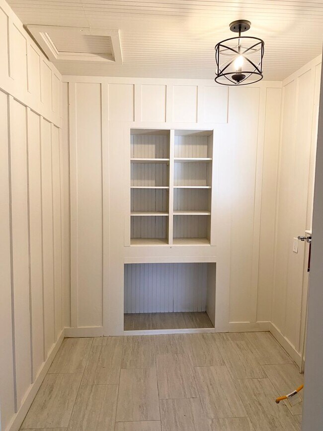 Building Photo - H203-211-P