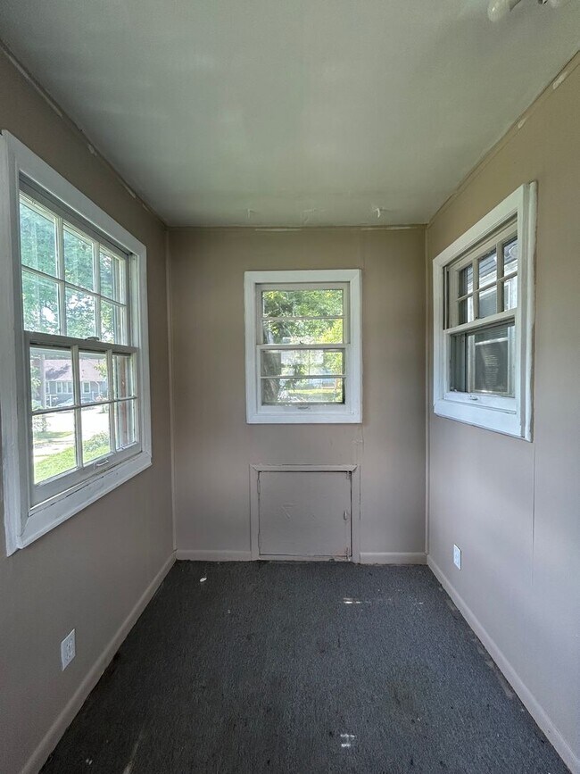 Building Photo - Timeless Charm Meets Modern Comfort – Spacious 3 Bedroom Duplex Near Downtown Omaha