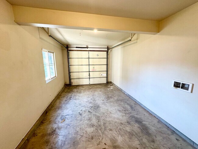 Building Photo - 2103 Yellowstone St