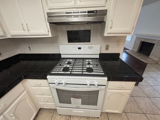 Building Photo - 2 Br/2 Ba. Condo on 2nd fl.