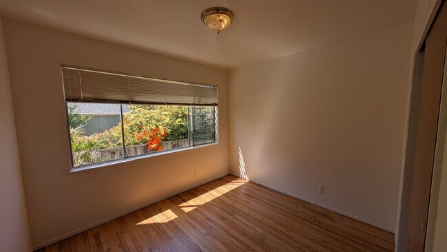 Building Photo - 2 bedroom 1 Bath, lower unit, located betw...