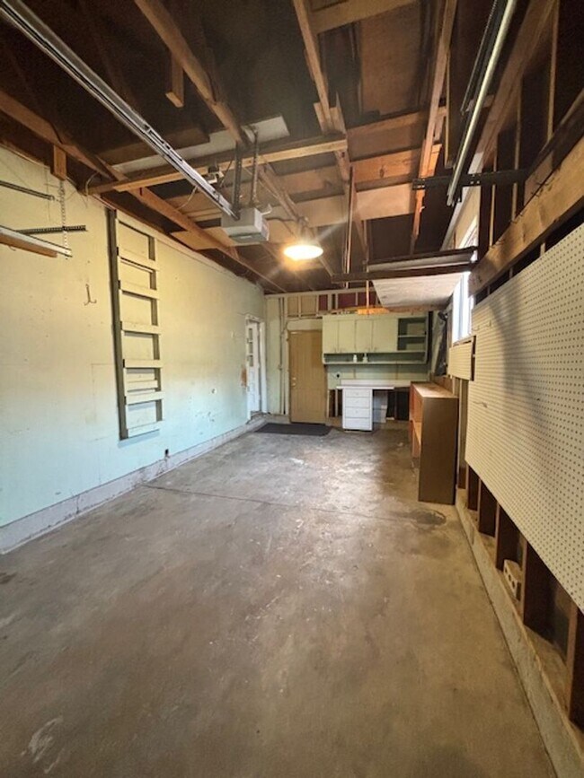 Building Photo - Very nice Family Home located in southern ...