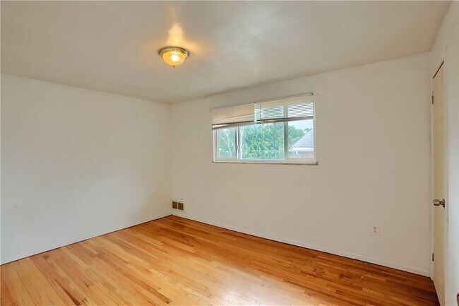 Building Photo - 448 Brierly Ln