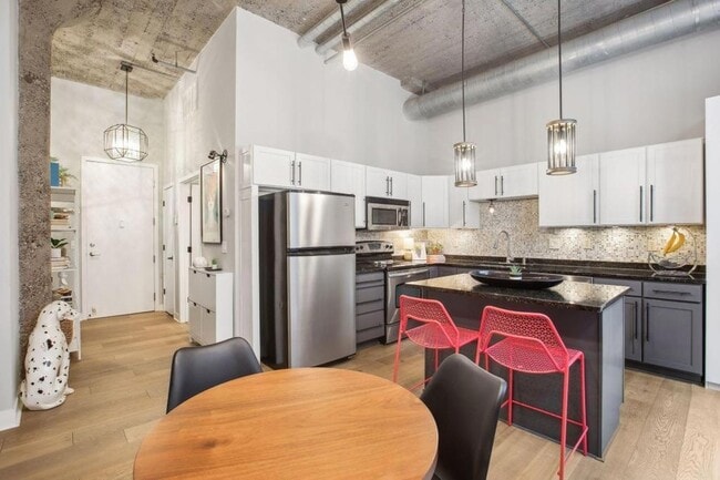 Building Photo - 521 S 7th St