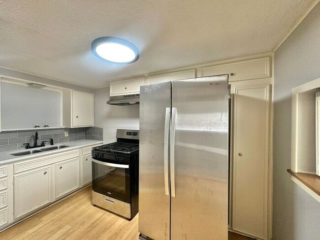 Building Photo - 1 Bed 1 Bath at Broadway Apartments! All B...