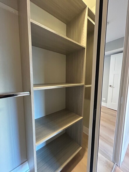 Building Photo - 1214 N La Salle Dr