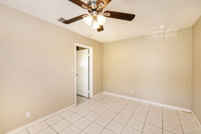 Building Photo - 4110 NW 39th Ave