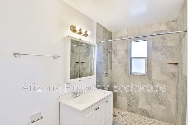 Building Photo - 144 E Vista Del Cerro Dr