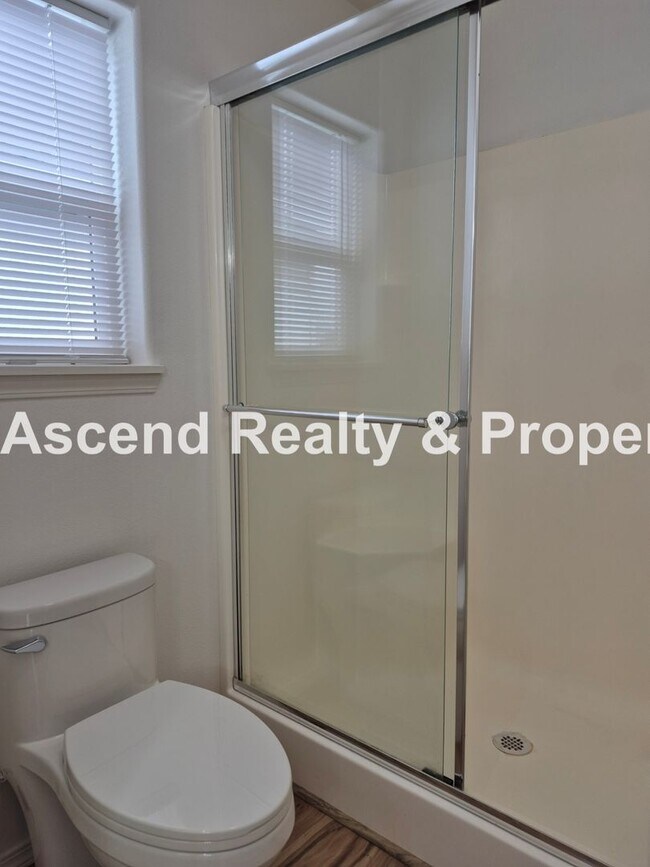 Building Photo - Bethany 3 Bed + Office on Main Fenced Back Yard w/Deck 2 Car Attached Garage Available Now!