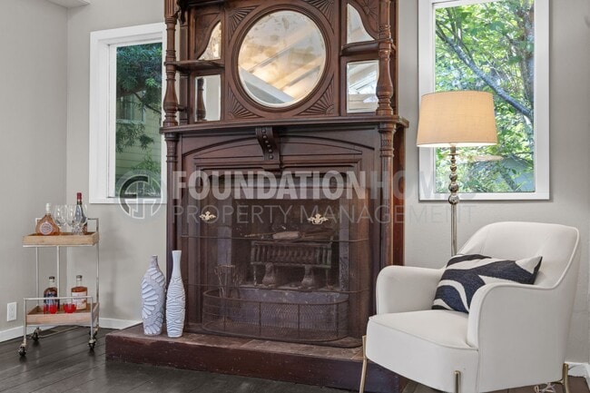 Building Photo - Charming 3 bed/2.5 bath in the heart of do...
