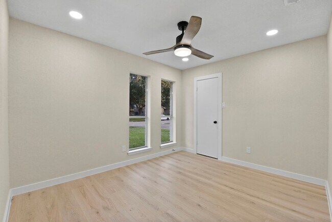 Building Photo - 2322 Aprilmont Dr