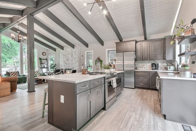 Building Photo - Stunning Home in Lake Stevens