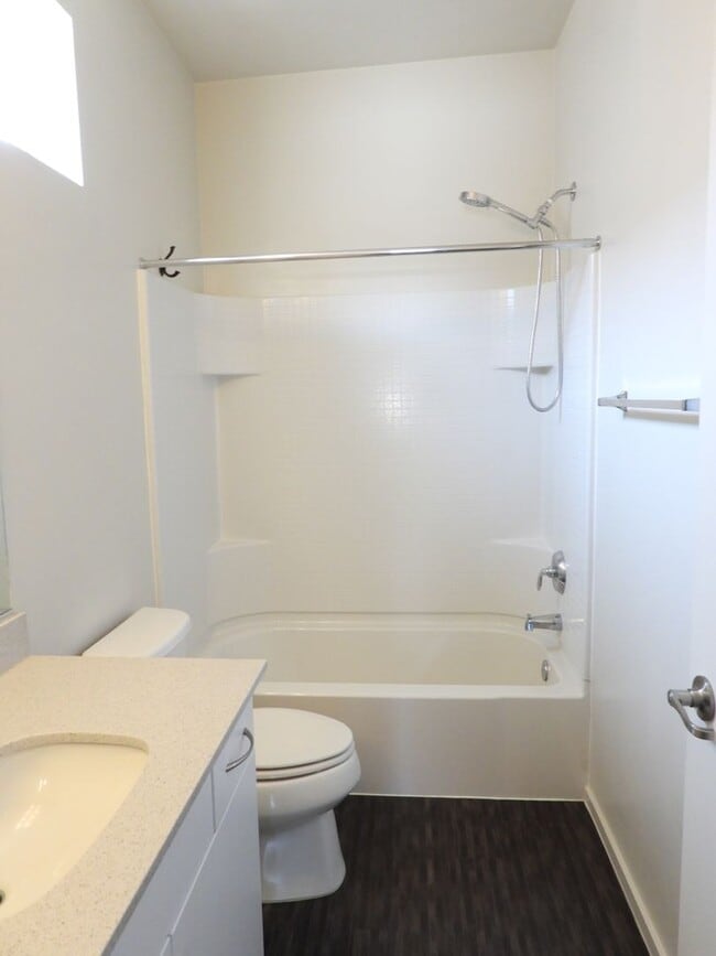 Building Photo - 975 E Park Modern Dr