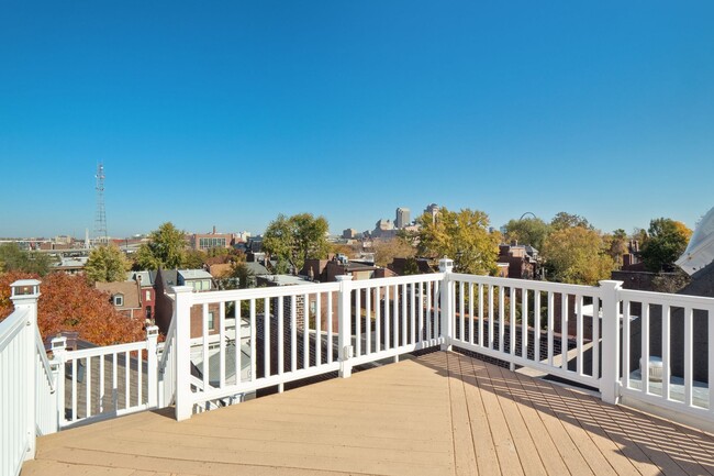 Building Photo - Charming Victorian Lafayette Square town home