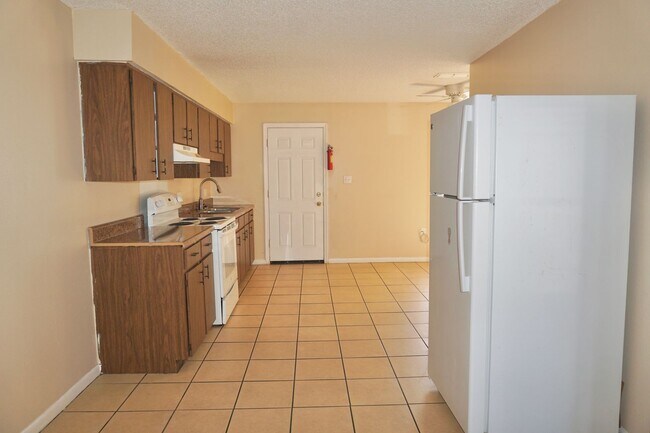 Building Photo - 2571-2575 Elm Ave