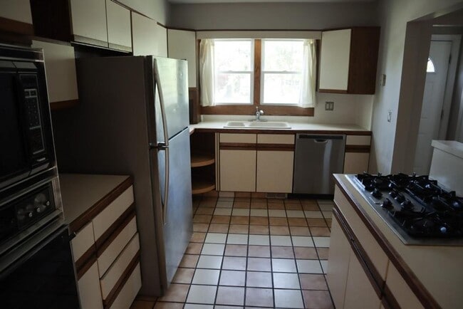 Building Photo - 4144 Hinsdale Rd