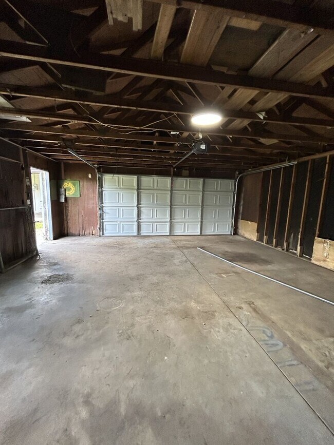 Building Photo - Just Remodeled! 3BR 1 1/2BA House - w/Garage!