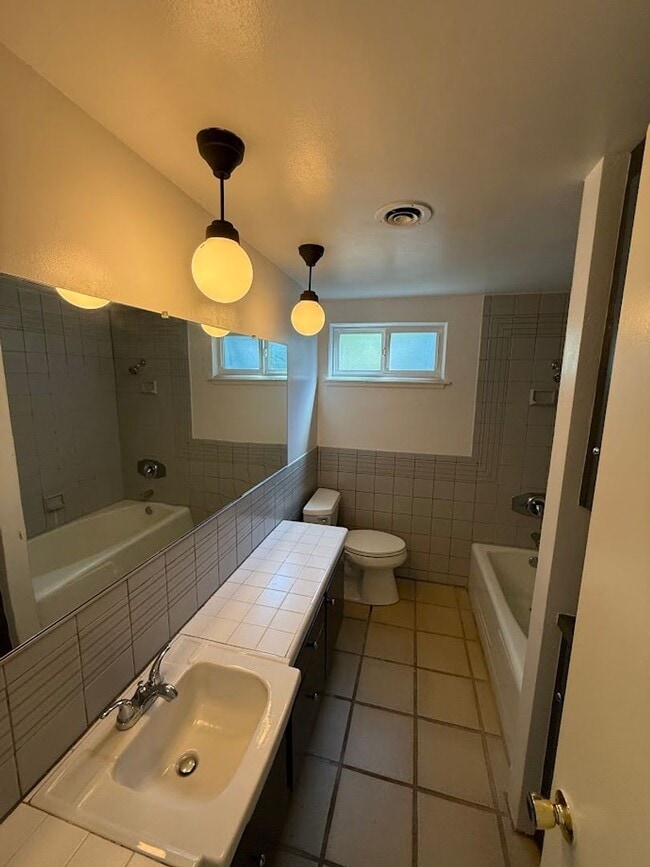 Building Photo - Gorgeous 3 Bedroom, 2 Bathroom, Granada Hi...