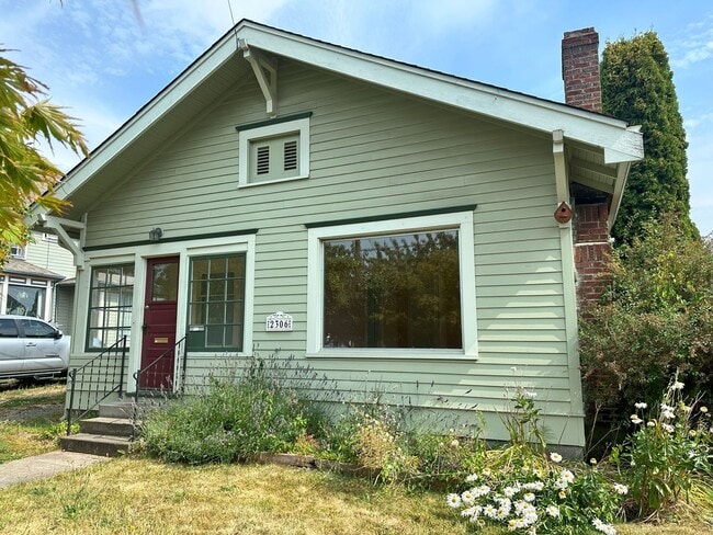 Primary Photo - 2 bdrm/1 bath Lettered Streets cottage for...