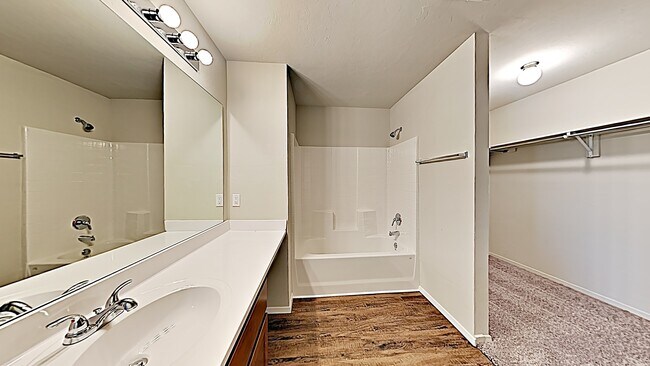 Building Photo - *MOVE IN SPECIAL: 2nd Month's Rent FREE, C...
