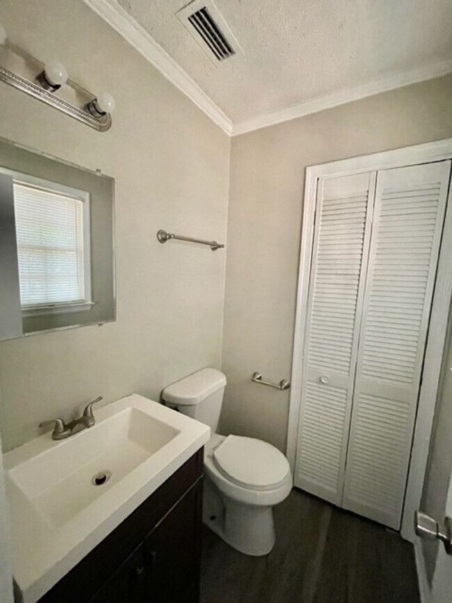 Building Photo - Must see this spacious 3 bedroom 1.5 bath ...