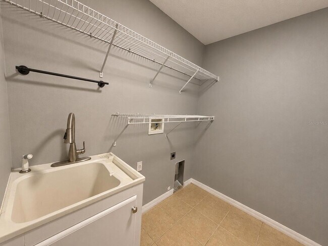 Building Photo - 895 Hacienda Cir