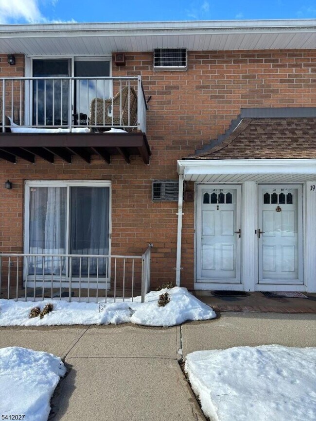 Building Photo - 15 Cottage St