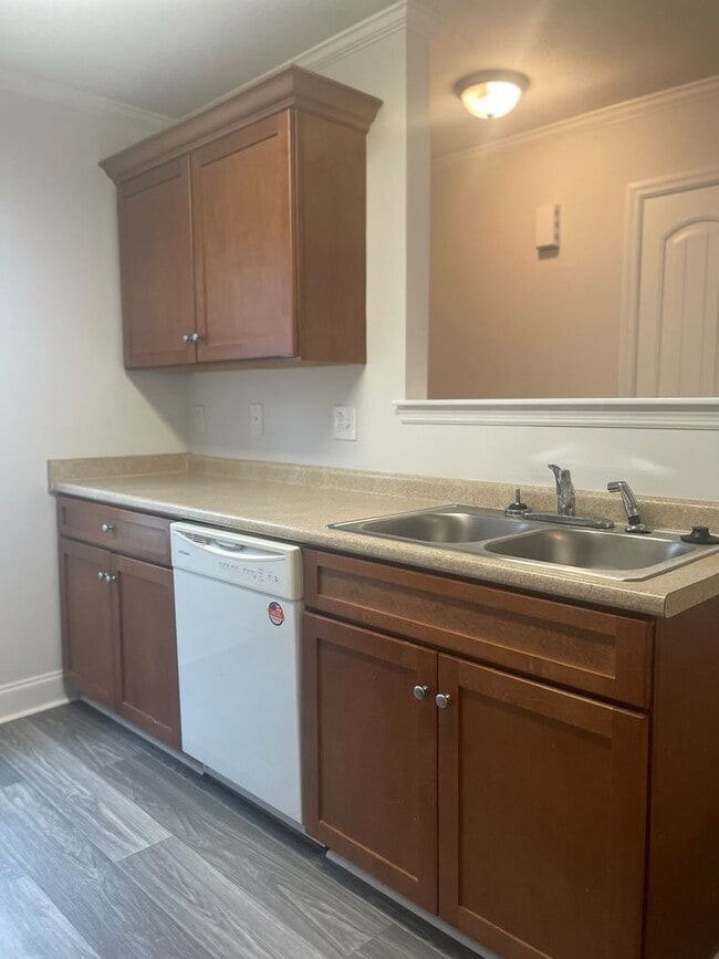 Building Photo - WEST AUGUSTA TOWNHOME CONVENIENT TO MEDICAL AND SCHOOLS