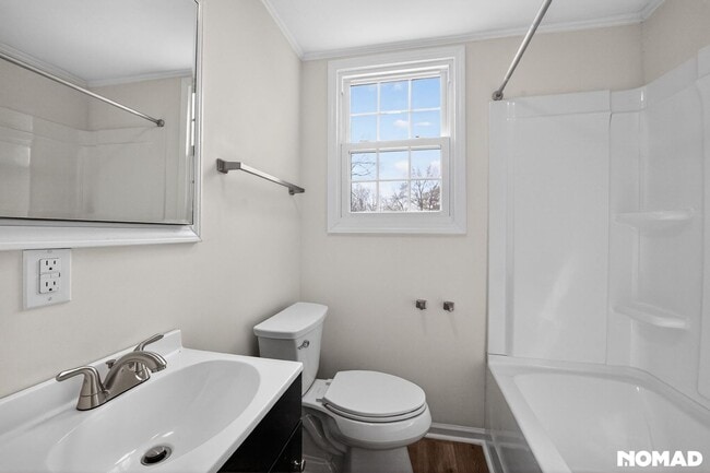 Building Photo - Charming Duplex 2BR + Upstairs 1BR Studio