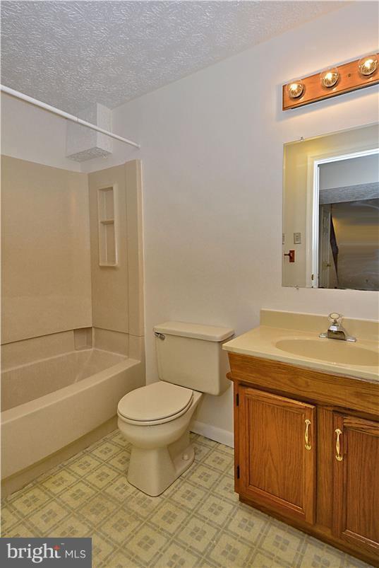 Building Photo - 5 Sanders Ct