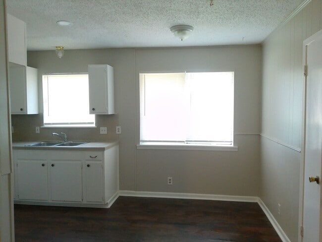 Building Photo - 1710 Sun Beam - 3/Bed 2/Bath - $1850/month