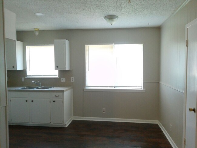 Building Photo - 1710 Sun Beam Dr
