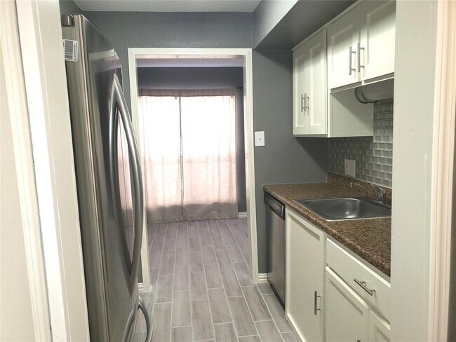 Building Photo - 16111 Aspenglen Dr