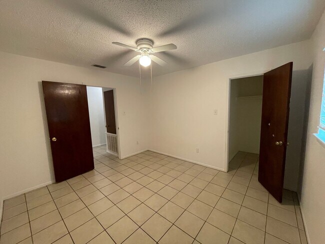 Building Photo - 3/2 Southside 1800 sqft, pet friendly, enc...