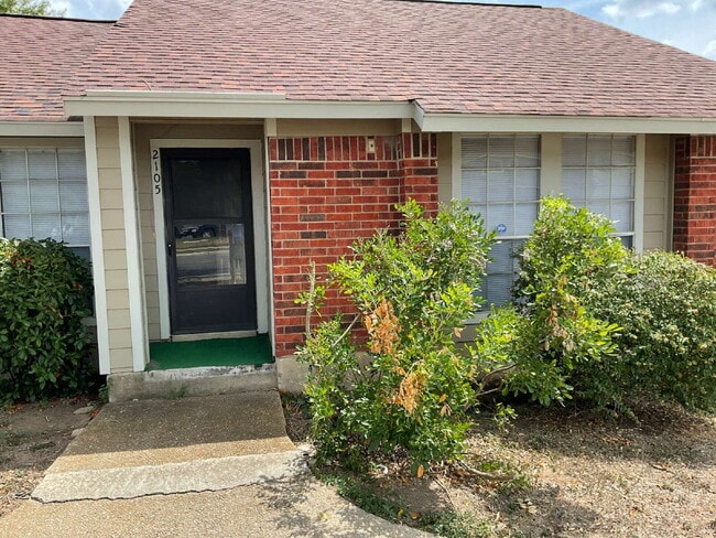 Primary Photo - Beautiful Townhome in nice neighborhood - ...