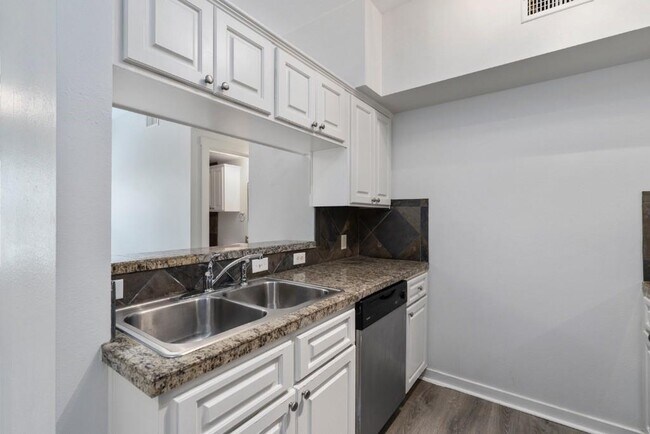 Building Photo - 2106 Cullen Ave